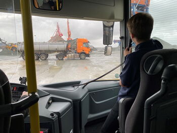 Die Schülergruppe des Gymnasiums Brunsbüttel vor dem Brunsbütteler Elbehafen