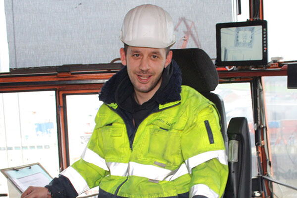 Mitarbeiter auf dem Kran