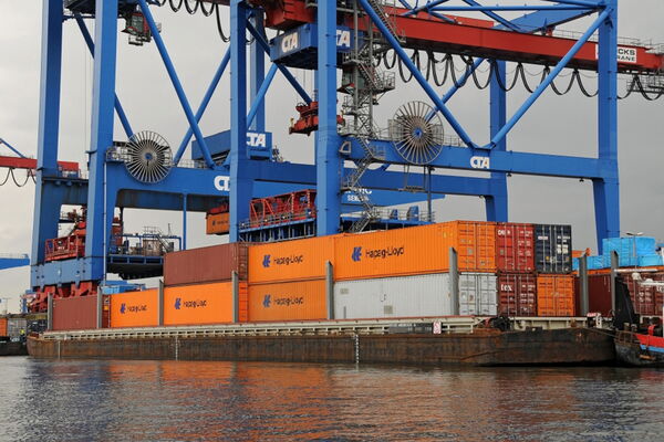 Ein Binnenschiff mit Containern im HHLA Containerterminal Altenwerder (Copyright HHLA/Dietmar Hasenpusch)