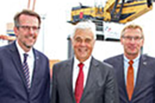 Frank Schnabel mit seinen Gästen vor dem Elbehafen