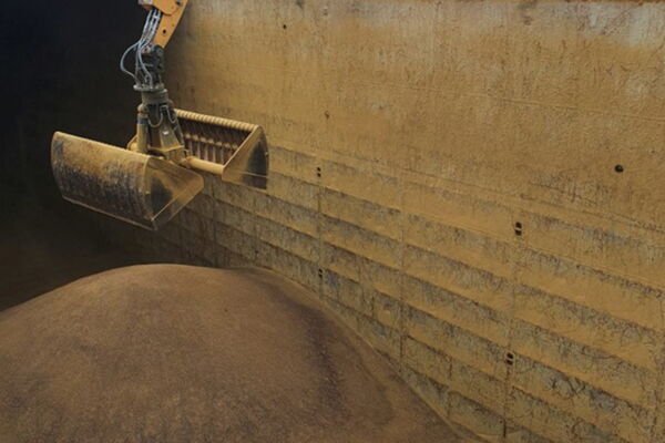 Verladung von Rapsextraktionsschrot per Bagger auf das Seeschiff „MS Rix Emerald“