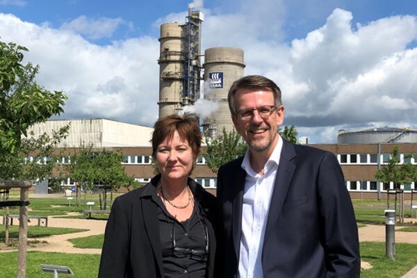 Julia Lindland (Yara Brunsbüttel GmbH) und Frank Schnabel (Brunsbüttel Ports GmbH / SCHRAMM group)
