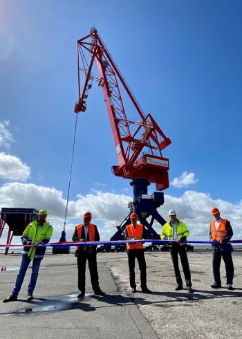 Der neue Kran mit Greifer und Trichter