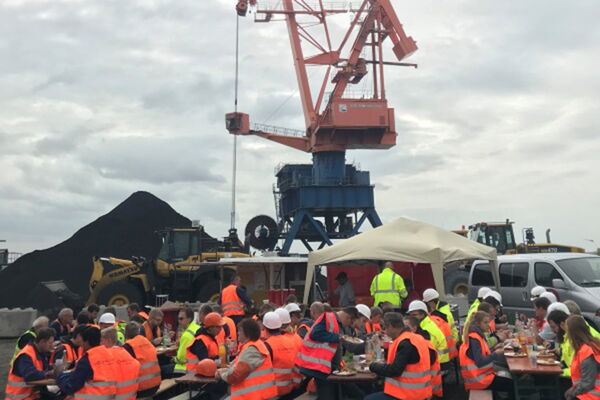 Enger Austausch zwischen Auszubildenden der Brunsbüttel Ports und Mitarbeiter/-innen der Stiftung Mensch.