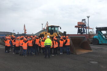 Besichtigung eines Radladers im Hafen