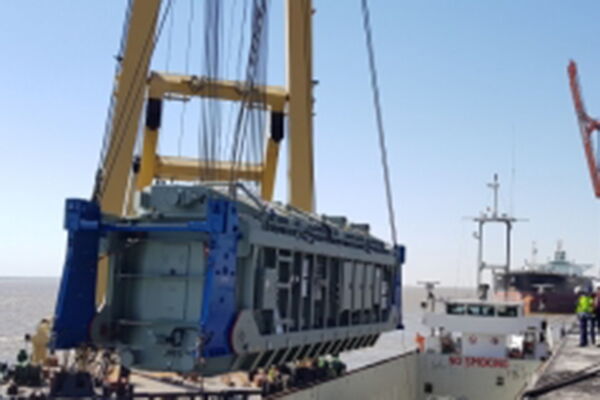 Schwimmkran „ENAK“ hebt einen Transformator aus dem Küstenmotorschiff