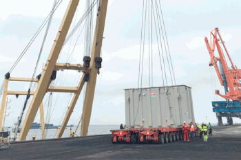 Der Trafo wird auf dem SPMT abgesetzt