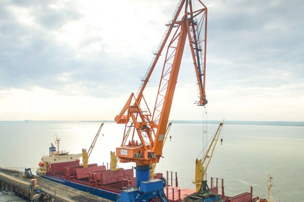 Ähnliches Kranmodell im Elbehafen