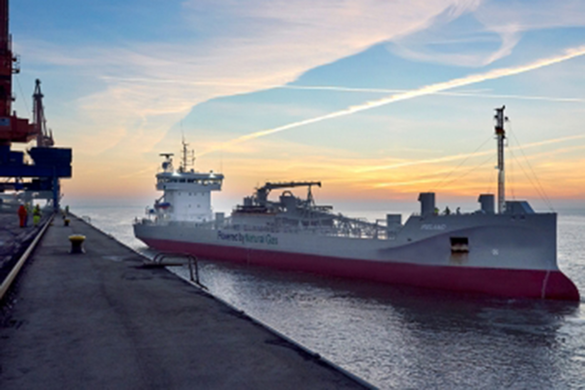LNG getankes Schiff am Elbehafen